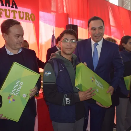 Valdés entregó notebooks del programa Incluir Futuro a estudiantes secundarios de Goya