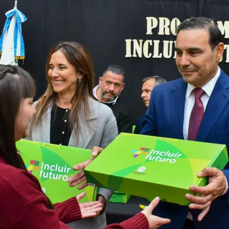 Valdés entregó más de 900 netbooks del programa Incluir Futuro en Capital