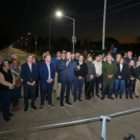 El Gobernador habilitó 5 mil metros de iluminación LED y 27 cuadras de asfalto en Ituzaingó