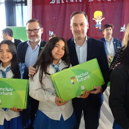 El Gobierno entregó 850 notebook en el Colegio secundario “Roberto I. López Alvarado”