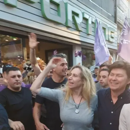 Tensión en el cierre de campaña de La Libertad Avanza: padres solicitan acceso a medicamentos