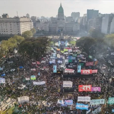 Manifestantes celebraron afuera del Congreso el rechazo a los vetos de Javier Milei