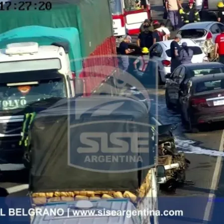 Un camión provocó un choque en cadena con 15 vehículos y mató a un motociclista en el puente Chaco-Corrientes