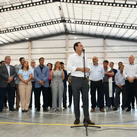 El gobernador habilitó obras viales y deportivas para el progreso de Santa Ana