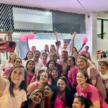Rohner y Vallone lideran caminata "Octubre Rosa" en Esquina para fomentar la Prevención del Cáncer de Mama
