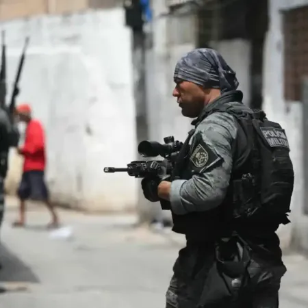 Tensión en Río de Janeiro: al menos 60 muertos y 80 detenidos en un megaoperativo en dos favelas contra el Comando Vermelho