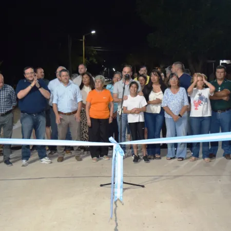 Mariano Hormaechea presidió una nueva inauguración de cuadra de pavimento en hormigón armado,