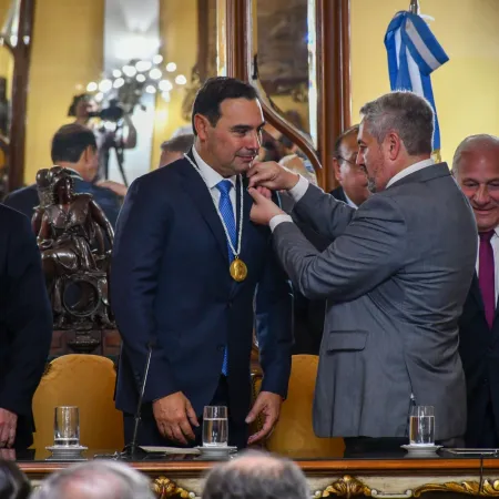 Valdés recibió la Bandera de la Libertad Civil y fue condecorado con la Medalla de Oro al Mérito