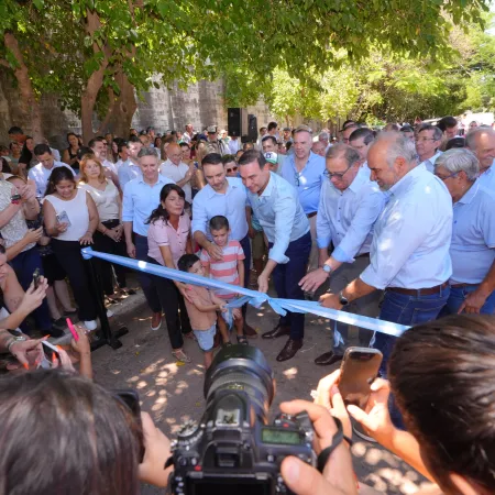 Valdés inauguró las dos últimas obras de infraestructura de su gestión en dos barrios de la Capital