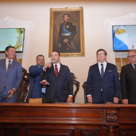 Juan Pablo Valdés juró como nuevo gobernador instando a "seguir transformando Corrientes"