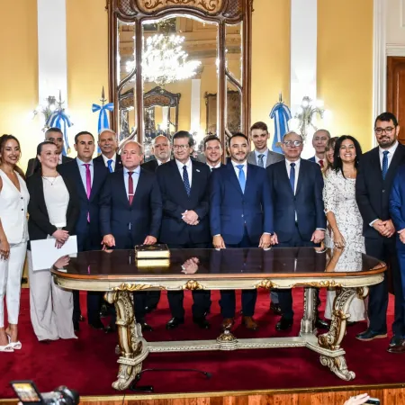 El gobernador Juan Pablo Valdés puso en funciones a los ministros de su gabinete