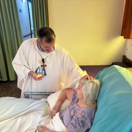 Emotivo encuentro del obispo con los abuelos del Hogar San José