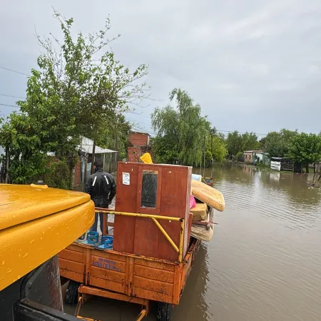 El Gobierno de Corrientes continúa la tarea de asistencia a los evacuados de Capital