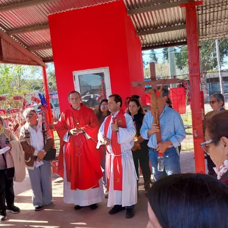 El obispo de Goya, cercano a los devotos de la Cruz Gil