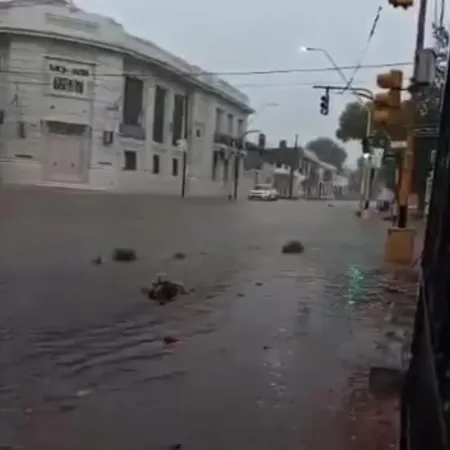 Temporal en Esquina: más de 130 mm de lluvia, barrios anegados y desagües colapsados en el centro