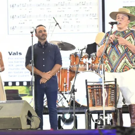 Valdés asistió a la apertura de la 35° Fiesta Nacional del Chamamé, que inició con gran marco de público