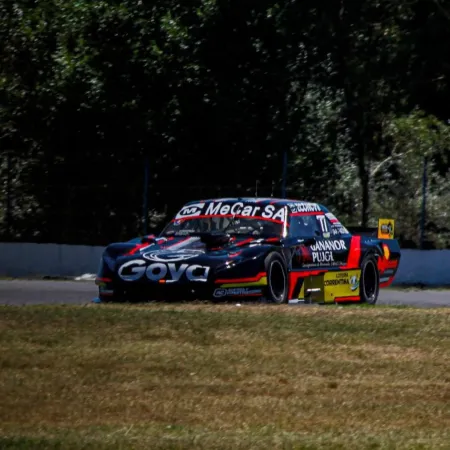 El piloto goyano Ignacio Vilas hizo su debut en la categoria del TC Pista Mouras con un triunfo en su primera presentacion.