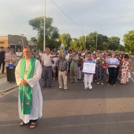 Multitudinaria manifestación de fe y solidaridad tras los despidos en la textil Alal