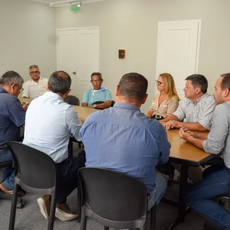 Hormaechea recibió a representantes de gremios de los trabajadores de Alal