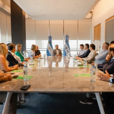 Valdés recibió a representantes de FECORR para analizar la situación del comercio y la industria