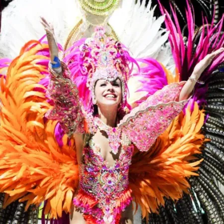 Desfilaron las primeras comparsas del interior