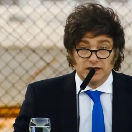 Javier Milei salió a cruzar al empresario que reconoció que “robaban” con el precio de los neumáticos: “Dedicado a los delincuentes”