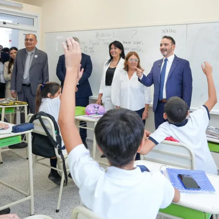 Valdés reafirmó el compromiso con el futuro y la educación en la inauguración la escuela Juan Domingo Perón