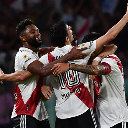 River se hizo fuerte de local y ganó 2 a 0 ante Sarmiento en el primer partido del Chacho Coudet como DT en el Monumental