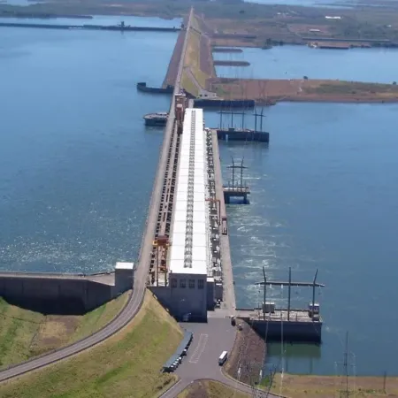Corrientes y Nación se enfrentan en la Corte por las regalías de Yacyretá y Salto Grande