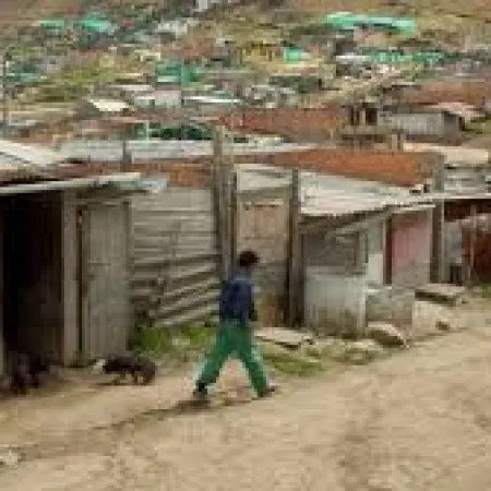 La pobreza cayó al 28,2% en el segundo semestre de 2025 y alcanzó a cerca de 13 millones de personas, según el INDEC