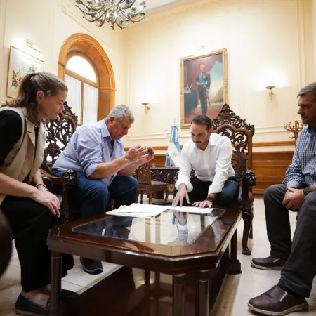 El gobernador Juan Pablo Valdés con intendentes: "Nuestro objetivo es que el crecimiento llegue a todo el territorio"