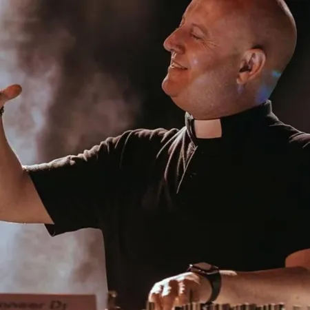 El sacerdote DJ Guilherme Peixoto actuará en Plaza de Mayo en honor al papa Francisco