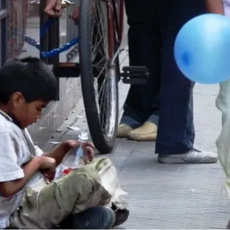 El 60% de los niños en la Argentina es pobre y el 30% no come regularmente, alertó la UCA