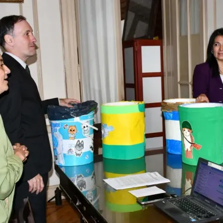 La ministra de Educación de la Provincia recorre las escuelas ante la aparición de mensajes intimidatorios