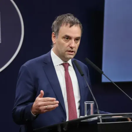 Manuel Adorni expondrá hoy su primer informe de gestión en el Congreso