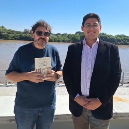 Goya: Historiador Felipe Pigna recibe libro emblemático del idioma guarani