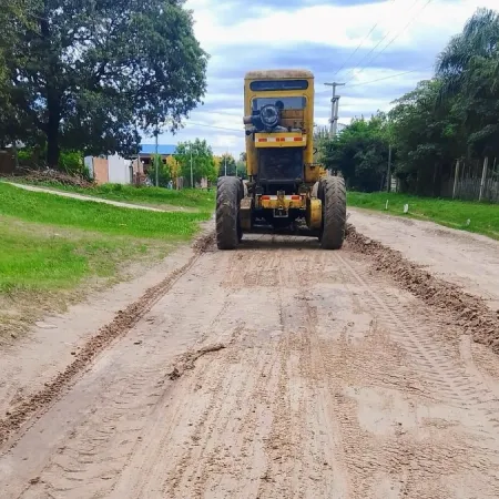 Esquina: el Municipio avanza con trabajos de perfilado y mantenimiento de calles en distintos barrios