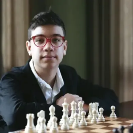 Faustino Oro ganó una partida clave y se convirtió en el segundo Gran Maestro más joven de la historia del ajedrez