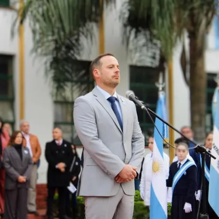 Olivetti destacó el orgullo y la unión del pueblo en el desfile patrio de Esquina