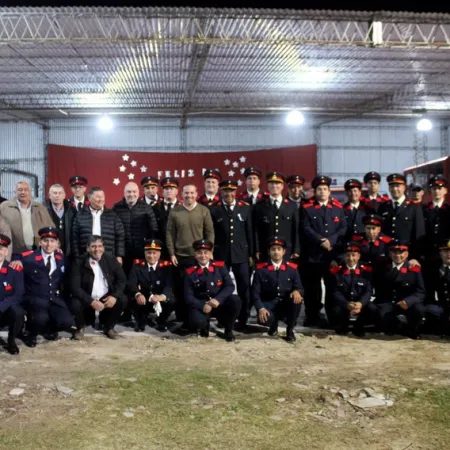 Esquina: Emotivo homenaje a los Bomberos Voluntarios en su día