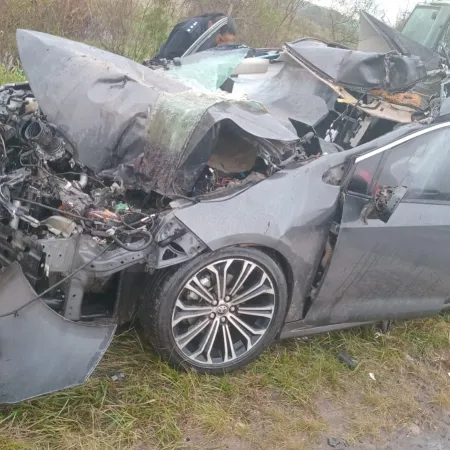 Violento choque entre un automóvil y una retroexcavadora en el acceso norte de Esquina: dos heridos, uno en estado crítico