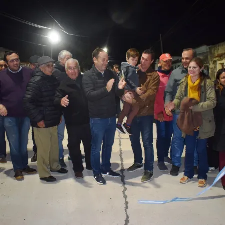 El intendente Mariano Hormaechea junto a los vecinos de la cuadra 1º de mayo inauguraron pavimento del programa “Mita y Mita”