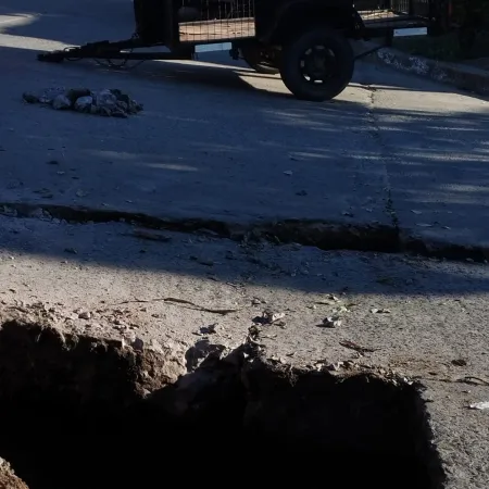 Un operario cayó a un pozo de tres metros durante una reparación en pleno centro de Esquina