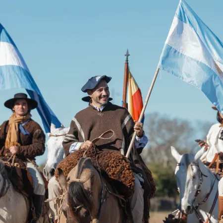 Valdés acompañó la partida de los peregrinos a caballo desde San Luis y destacó la fe de los correntinos