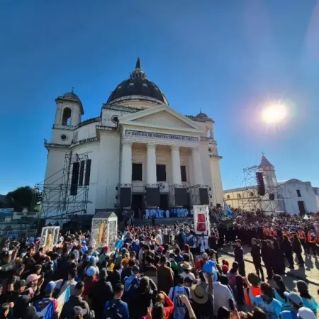 Itatí vive la previa del Día de la Coronación Pontificia de la Virgen con la llegada de miles de peregrinos