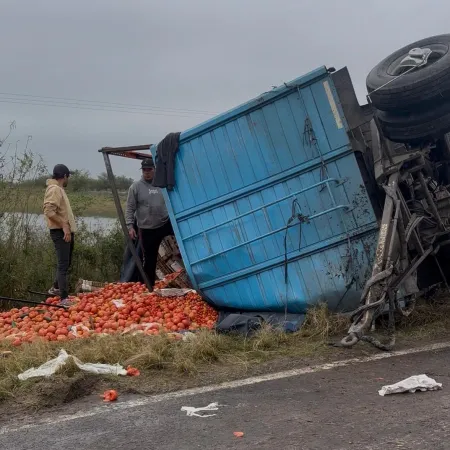 Esquina: Volcó un acoplado con tomates y morrones en la Ruta 12