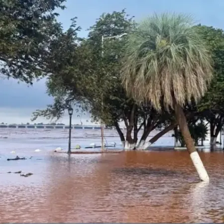 El río Uruguay desciende lentamente, pero continúa la asistencia a familias evacuadas en la costa correntina