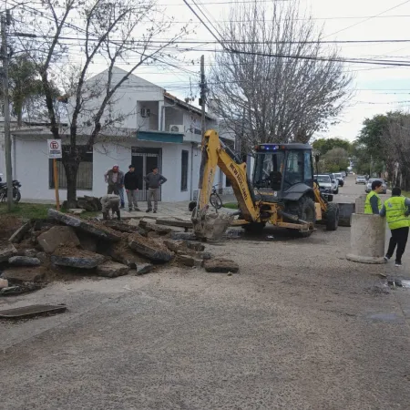 Esquina: Precaución al circular por Santa Rita y Constitución: hay media calzada habilitada por obras