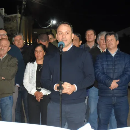 Intendente Hormaechea y vecinos inauguran nueva cuadra de pavimento