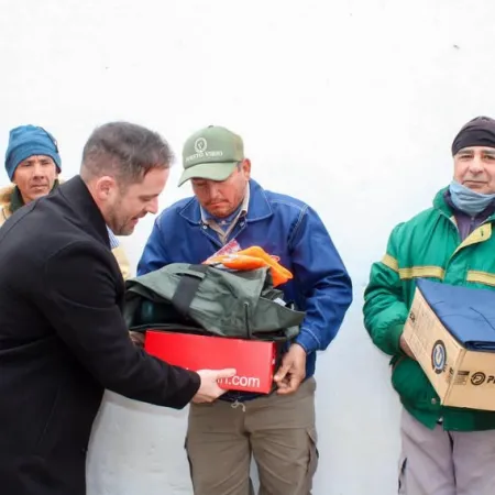 La Municipalidad de Esquina entregó nueva indumentaria a trabajadores municipales